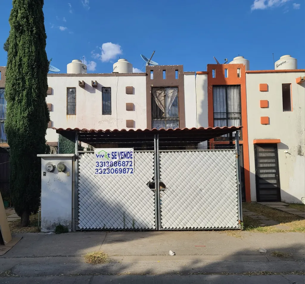 BONITA CASA EN VENTA EN LA COLONIA "PASEOS DEL VALLE"